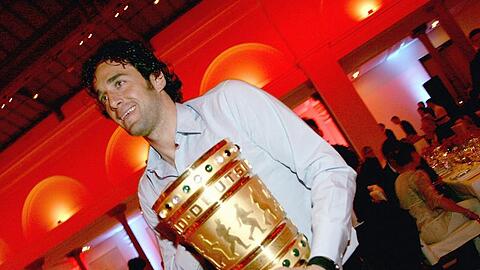 Bayern-Stürmer Luca Toni mit dem DFB-Pokal.