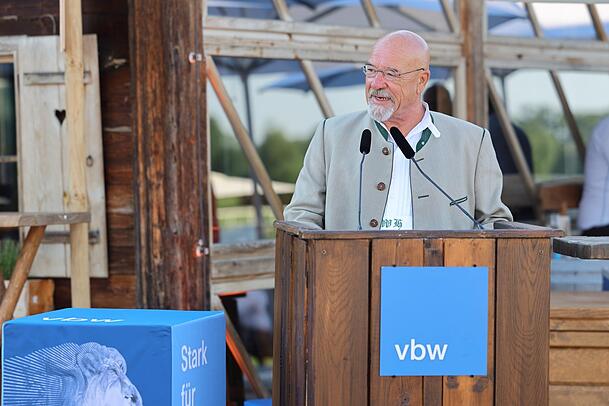 Wolfram Hatz, Präsident der Vereinigung der Bayerischen Wirtschaft, sieht ein "schrilles Signal" in Bezug auf Deutschlands Wettbewerbsfähigkeit.