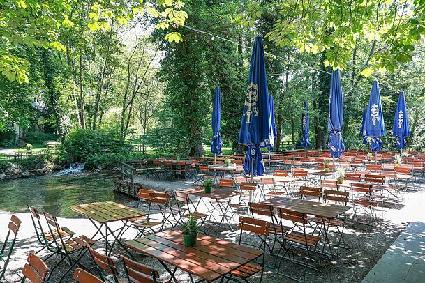 Der Biergarten an der Inselmühle liegt direkt an der Würm. Der Biergarten an der Inselmühle liegt direkt an der Würm.