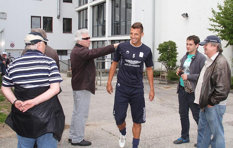 Guillermo Vallori wird herzlich von den Fans begrüßt...