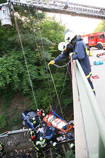 Landkreis Altötting: Auto kracht von Brücke auf Bahngleis: 3 Verletzte - Bayern - Abendzeitung München