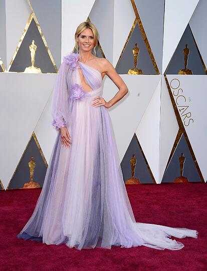 Als das Topmodel in ihrem fliederfarbenen Walle-Walle-Kleid eintraf, überschlug sich Designer und Heidi Klums «Topmodel»-Juror Michael Michalsky bei der Live-Übertragung vor Begeisterung fast. Im Netz landete das Kleid hingegen auf einigen «Worst-Dressed»-Listen. Auch Bojko sagt: Klums Kleid sei weder von den Farben noch vom Schnitt «fashionable».