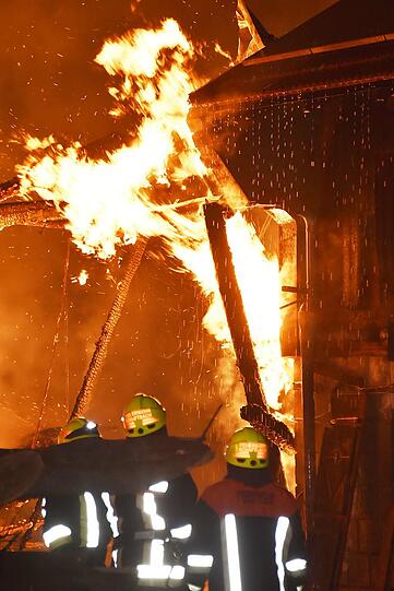 Die brennende Tenne stellte die Feuerwehr vor eine Herausforderung. Löschwasser musste über einen Kilometer weit transportiert werden.