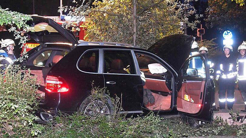 Bei dem schweren Unfall in Neuried wurden beide Autofahrer verletzt. Die Bilder der Autowracks.