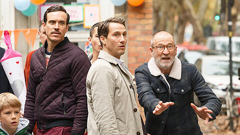"Väter allein zu Haus: Gerd": Mark (David Rott), Andreas (Tobias van Dieken), Gerd (Peter Lohmeyer) und Timo (Tim Oliver Schultz) schwant Unheil, als sie die Kinder in Gerds Auto sehen