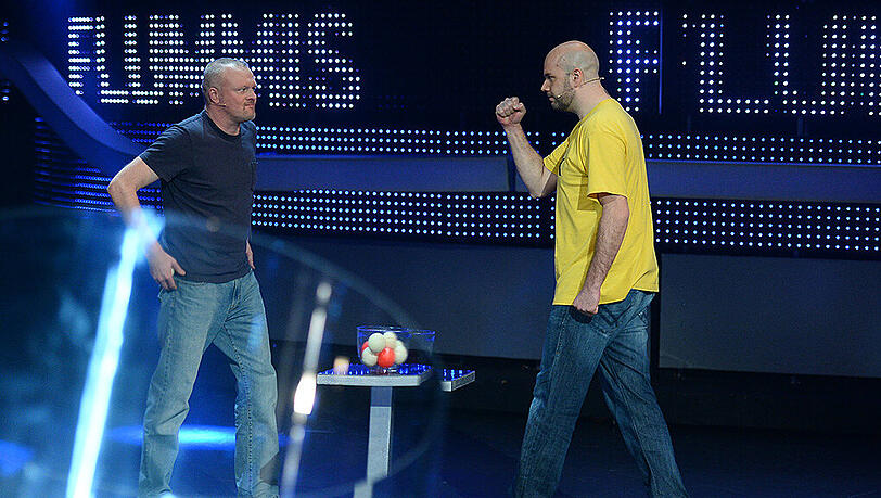 Jackpot geknackt: Peter (r.) aus Berlin konnte Stefan Raabs Siegesserie brechen und wurde mit 2,5 Millionen Euro belohnt. Jackpot geknackt: Peter (r.) aus Berlin konnte Stefan Raabs Siegesserie brechen und wurde mit 2,5 Millionen Euro belohnt.