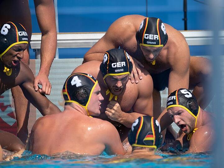 Die deutschen Wasserballer motivieren sich während einer Pause im Spiel gegen Kroatien.