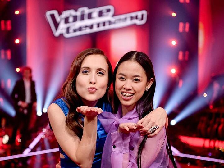 Sängerin Alice Merton (l) mit der Siegerin Claudia Emmanuela Santoso beim Finale der Castingshow "The Voice of Germany".