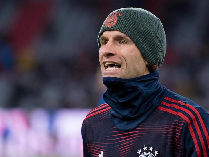 Thomas Müller vom FC Bayern München steht am Spielfeldrand. Foto: Sven Hoppe/Archiv