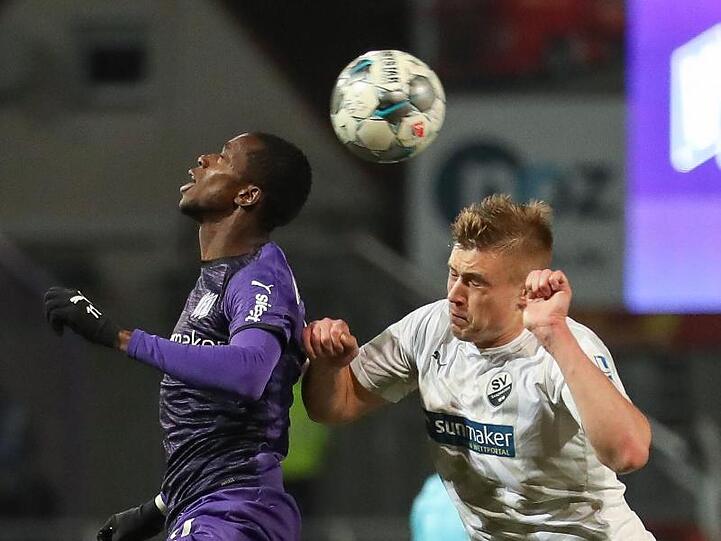 Osnabrücks Neuzugang Assan Ceesay (l) im Kampf um den Ball mit Aleksandr Zhirov aus Sandhausen.