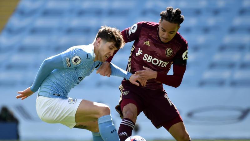 John Stones (l) von Manchester City und Helder Costa von Leeds United im Zweikampf.