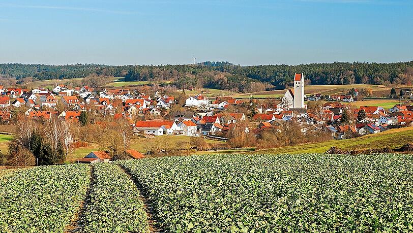 Unterwegs ergibt sich ein schöner Blick nach Ilmmünster. Unterwegs ergibt sich ein schöner Blick nach Ilmmünster.