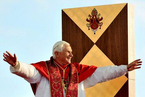 Papst Benedikt grüßt die Menge in Sydney