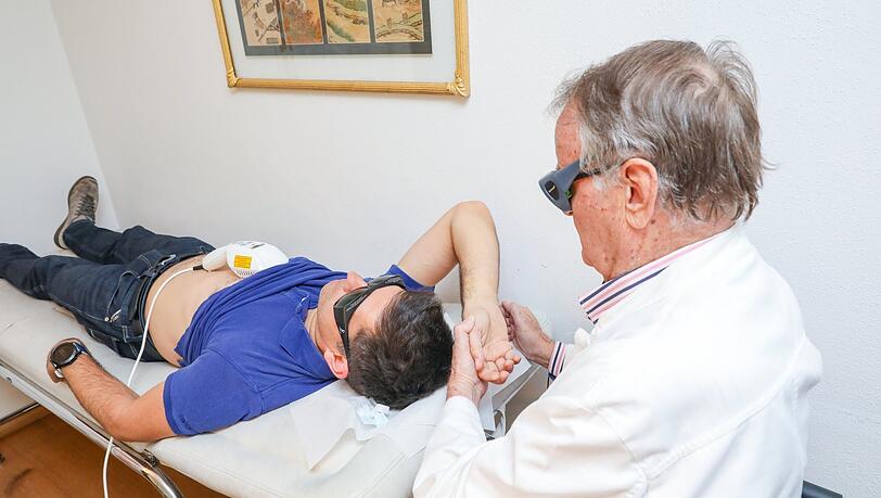 Frank Bahr bei der Lasertherapie mit einem Patienten. Frank Bahr bei der Lasertherapie mit einem Patienten.