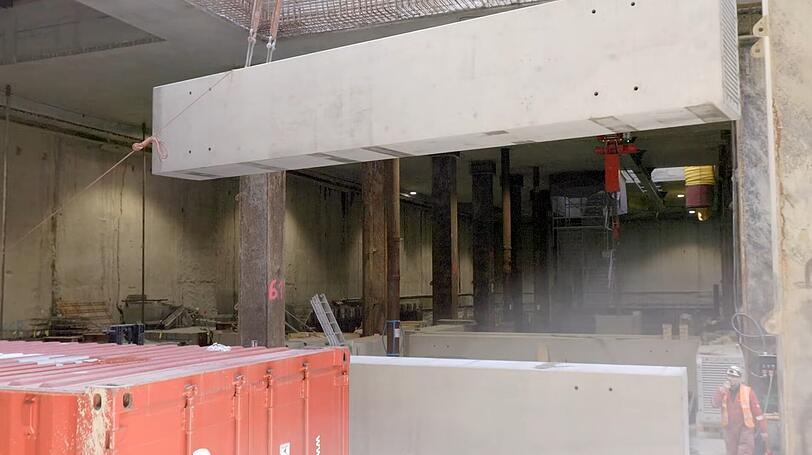 Anfang 2023 waren die Arbeiter hier noch mit dem Aushub beschäftigt, bevor man sich dann daran machte, mit der Decke Ebene -2 die sogenannte  Aussteifungsebene herzustellen.