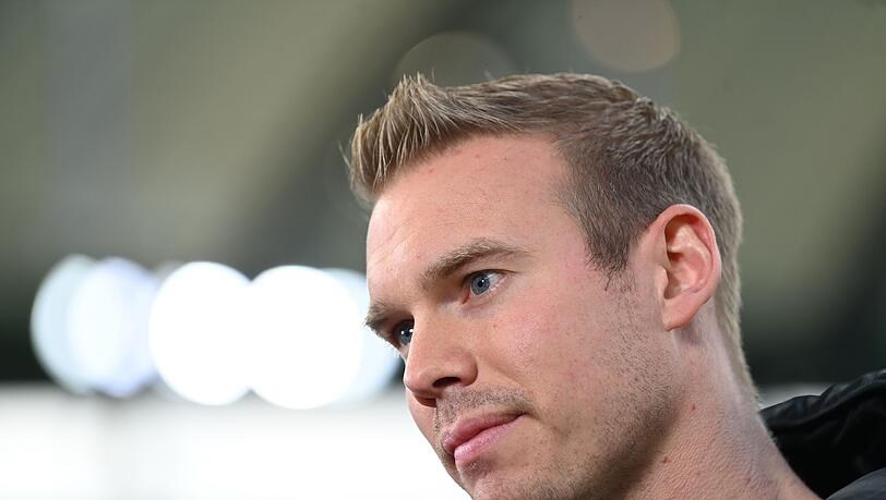Fußball, Frauen: Bundesliga, VfL Wolfsburg - Bayern München, 17. Spieltag, Volkswagen-Arena. Wolfsburgs Trainer Tommy Stroot steht vor dem Spiel im Stadion.