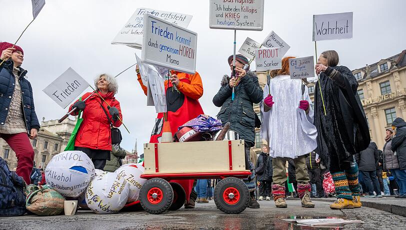 Zu den Protesten am Samstag kamen Hunderte Menschen, aber weniger als zunächst erwartet. Zu den Protesten am Samstag kamen Hunderte Menschen, aber weniger als zunächst erwartet.