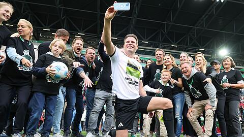 Ein Selfie mit Familie und Freunden: Felix Brych.
