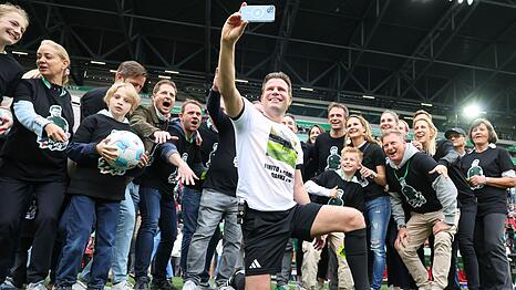 Ein Selfie mit Familie und Freunden: Felix Brych.