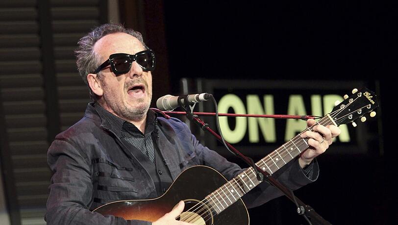 Der britische Sänger Elivs Costello bei einem Konzert in Saragossa. Der britische Sänger Elivs Costello bei einem Konzert in Saragossa.