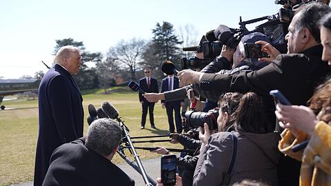 "Es k&ouml;nnte durchaus zu einer friedlichen &Uuml;bernahme Kubas kommen", sagt US-Pr&auml;sident Trump - und l&auml;sst viele Fragen offen.