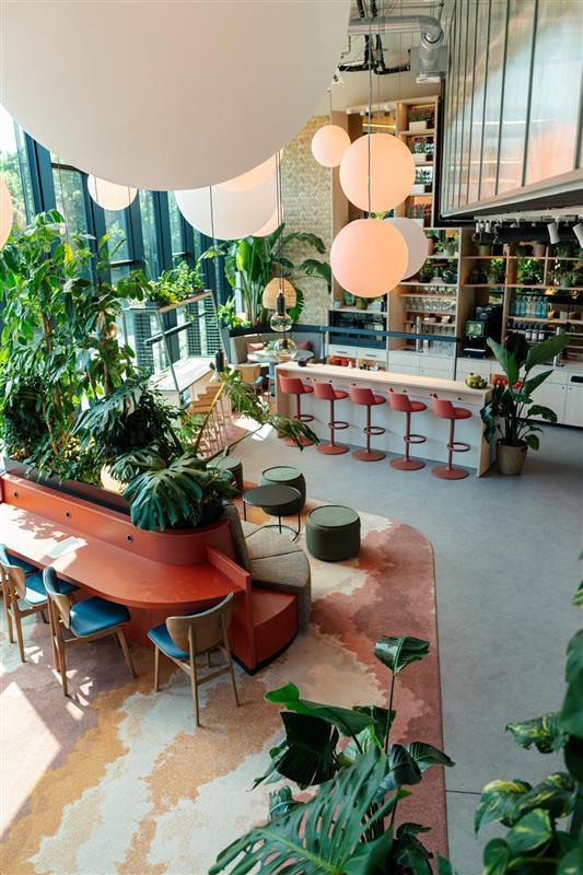 Ein Blick in die Lobby: Hier trifft man sich an der Bar oder in gem&uuml;tlichen Loungesesseln.