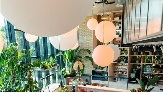 Ein Blick in die Lobby: Hier trifft man sich an der Bar oder in gem&uuml;tlichen Loungesesseln.