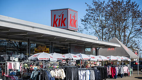 Der Textil-Discounter "KiK" will bis Ende 2026 rund 150 Filialen in Deutschland schlie&szlig;en, auch drei L&auml;den in M&uuml;nchen sind davon betroffen.