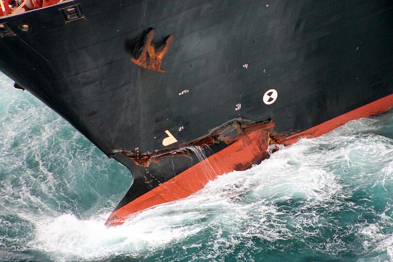 Schlechtes Wetter macht den Rettungskräften bei der verunglückten "Rena" zu schaffen.