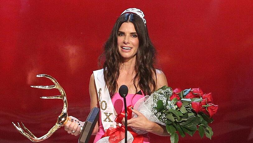 Sandra Bullock bei den Guys Choice Awards 2014: Jetzt wurde sie zur schönsten Frau der Welt gewählt Sandra Bullock bei den Guys Choice Awards 2014: Jetzt wurde sie zur schönsten Frau der Welt gewählt