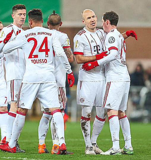 Das 5.0! Arjen Robben (2.v.r.) mit seinem ersten Streich.