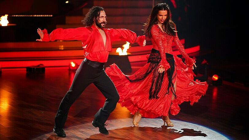 Massimo Sinató und Lili Paul-Roncalli tanzen Paso Doble.