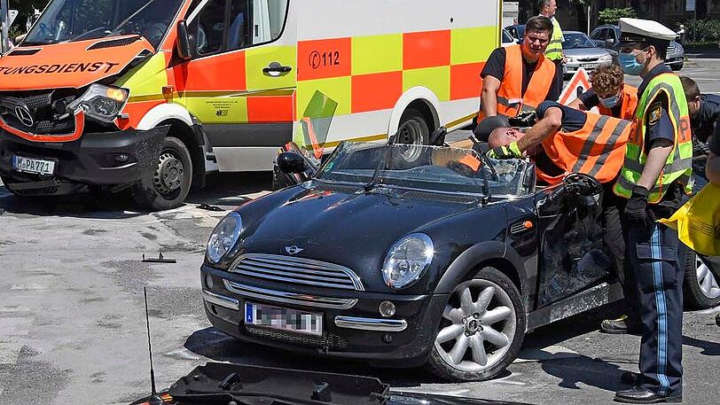 Der Mini wurde bei dem Unfall in Höhe der Fahrertür getroffen.