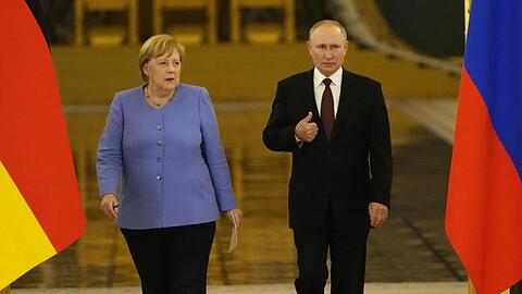 Angela Merkel und Wladimir Putin betreten den Saal für eine gemeinsame Pressekonferenz nach ihren Gesprächen im Kreml.