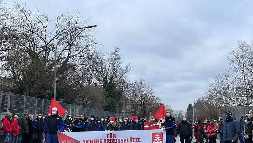 Gingen für ihre Arbeitsplätze in Allach vors Tor: Mitarbeiter von KMW. Gingen für ihre Arbeitsplätze in Allach vors Tor: Mitarbeiter von KMW.