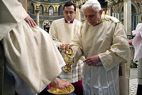 Papst Bendedikt XVI. bei der österlichen Fußwaschung in der Lateranbasilika