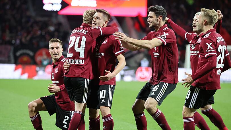 Der Nürnberger Nikola Dovedan (3.v.l.) jubelt mit seinen Kollegen über seinen Treffer zum 1:0.