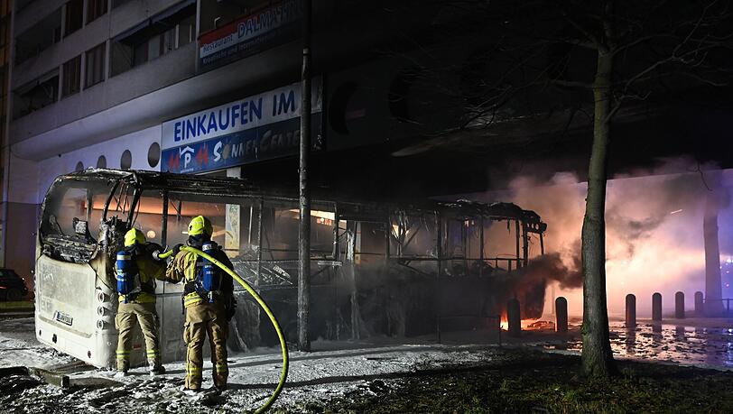 Feuerwehrmänner löschen an der Berliner Sonnenallee einen Reisebus, der in der Silvesternacht von Unbekannten angezündet wurde. Feuerwehrmänner löschen an der Berliner Sonnenallee einen Reisebus, der in der Silvesternacht von Unbekannten angezündet wurde.