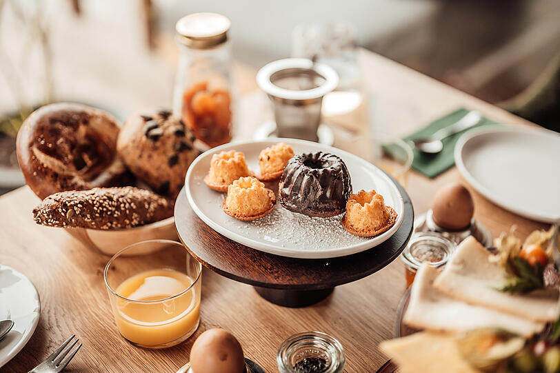 Wählen Sie aus vielen Bio-Produkten wie Heumilchkäse und Ziegenkäse aus der Region mit hausgemachten Marmeladen, Bio-Tee aus der Manufaktur und frischen Fruchtsäften beim täglichen Frühstücksbuffet.