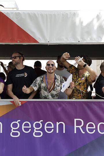 Fröhlich feiernde Teilnehmer bei der CSD-Parade in München