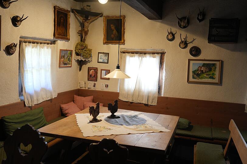 Die Stube im historischen Bayerwaldhaus: Hinterm Jogltisch ist der Herrgottswinkel zu sehen, auch Geweihe zieren die Wand.