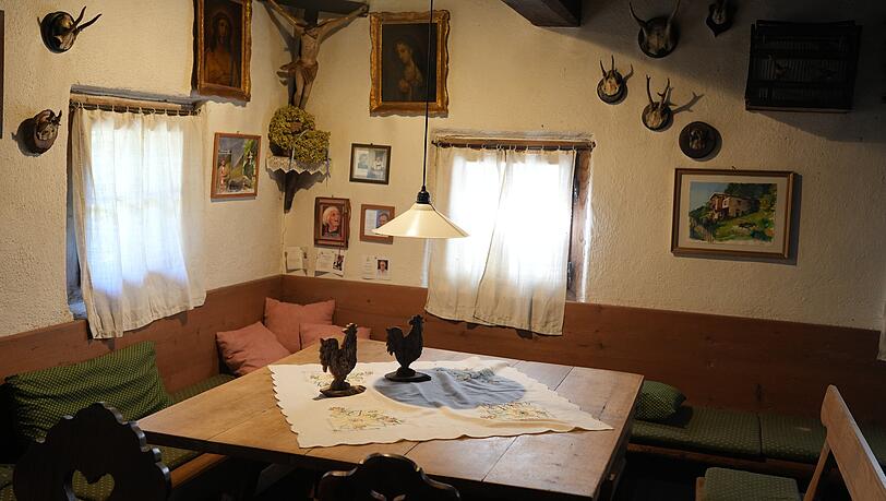 Die Stube im historischen Bayerwaldhaus: Hinterm Jogltisch ist der Herrgottswinkel zu sehen, auch Geweihe zieren die Wand. Die Stube im historischen Bayerwaldhaus: Hinterm Jogltisch ist der Herrgottswinkel zu sehen, auch Geweihe zieren die Wand.