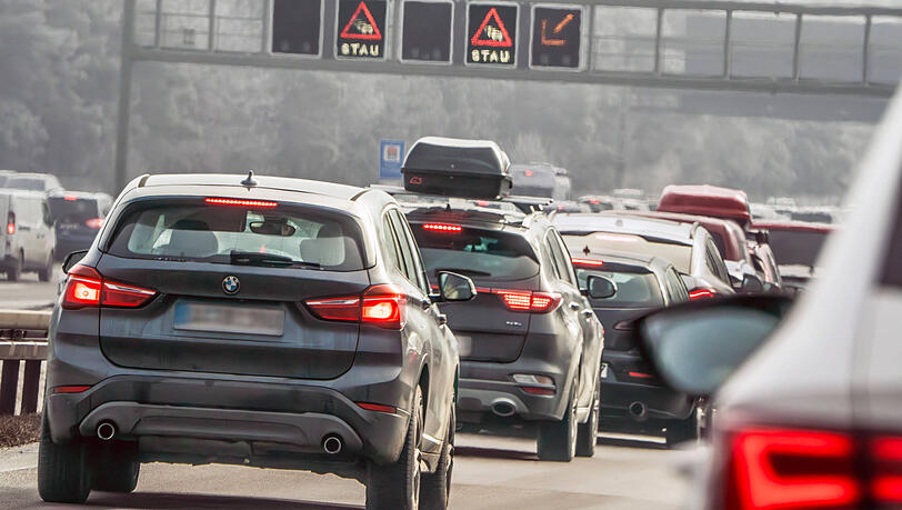 Autobahn-Reiseverkehr in Richtung Süden und Stau am Brunnthal-Dreieck: Die A99 trifft auf die A8 München-Salzburg. Autobahn-Reiseverkehr in Richtung Süden und Stau am Brunnthal-Dreieck: Die A99 trifft auf die A8 München-Salzburg.