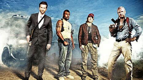 Nach ihrem Ausbruch aus dem Gef&auml;ngnis muss das "A-Team" erst einmal untertauchen. Die M&auml;nner wollen den Schuldigen finden und zur Rechenschaft ziehen, der sie hinter Gitter gebracht hat. Von links: Face (Bradley Cooper), B. A. Baracus (Quentin "Rampage" Jackson), Murdock (Sharlto Copley) und Hannibal (Liam Neeson).