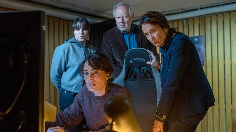 Programmiererin Sofia (Pauline Fusban, zweite von links) zeigt Sila Sahin (Almila Bagriacik, links), Klaus Borowski (Axel Milberg) und ihrer Oma (Tatja Seibt), bei der sie lebt, ihre Arbeit am Bildschirm. Programmiererin Sofia (Pauline Fusban, zweite von links) zeigt Sila Sahin (Almila Bagriacik, links), Klaus Borowski (Axel Milberg) und ihrer Oma (Tatja Seibt), bei der sie lebt, ihre Arbeit am Bildschirm.