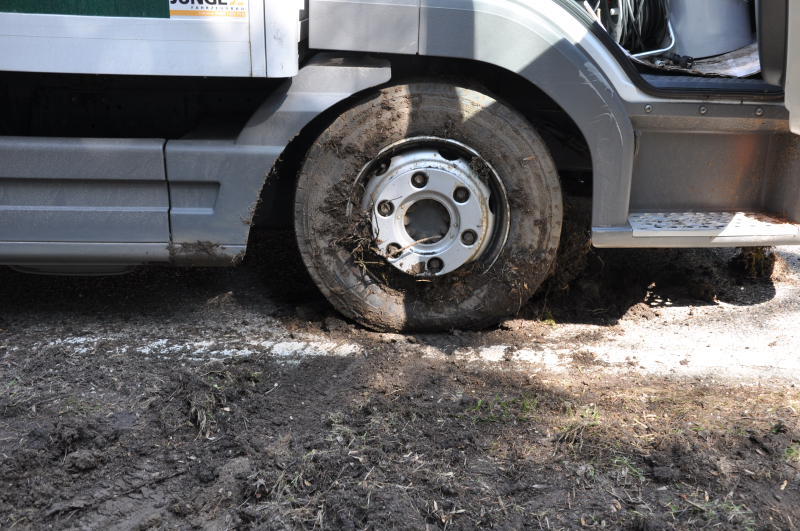 Am Mittwochmittag kam ein Lkw-Fahrer mit seinem Gefährt auf das Bankett und landete daraufhin im Graben.