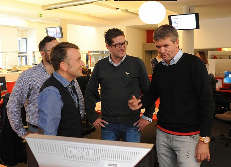 Friedhelm Funkel mit AZ-Sportchef Gunnar Jans, dem Sport-Vize Marco Fenske und Redakteur Filippo Cataldo.