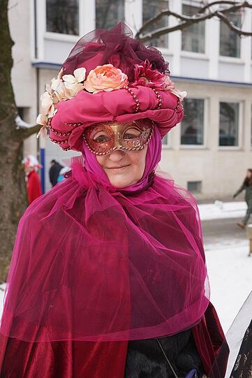 Auch in etwas knalligeren Farben überzeugt der Venedig-Look beim Münchner Faschingszug