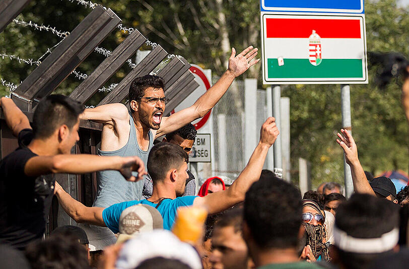 An der ungarischen Grenze dürfen sie nicht mehr durch. Kroatien will die Flüchtlinge dagegen passieren lassen.