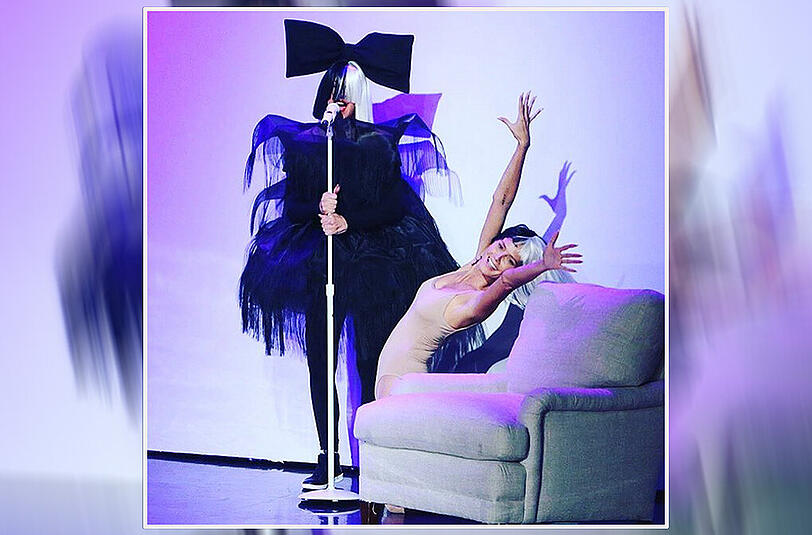 Heidi Klum löst die Frage nach ihrem Kostüm Stück für Stück auf...